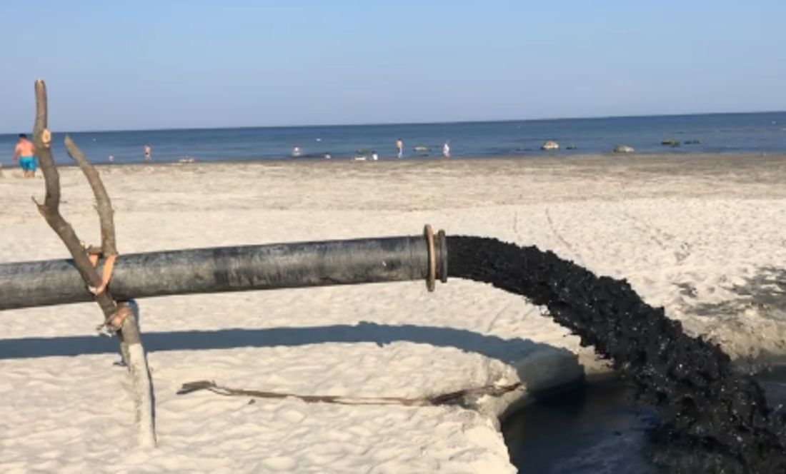 Латвийцы в ужасе: тонны черной жижи выливают прямо в море под Энгуре (+ВИДЕО)